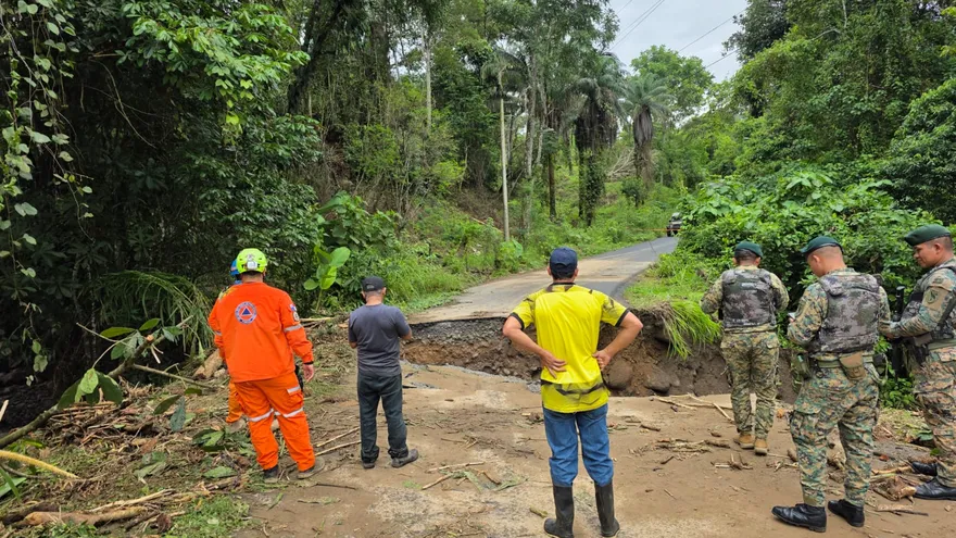 Calle  colapsó producto de las lluvias y crecida de quebrada