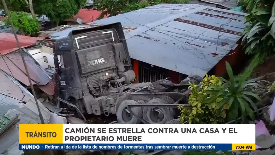 Camión articulado cayó sobre una vivienda y causó la muerte de una persona
