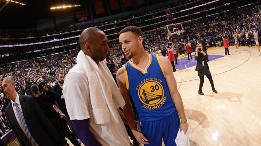Kobe Bryant (i) junto a la estrella de los Warriors, Stephen Curry (d)