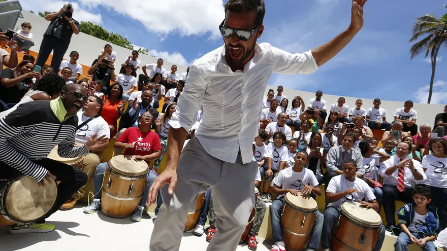 El cantante puertorriqueño Ricky Martin baila "La Bomba"