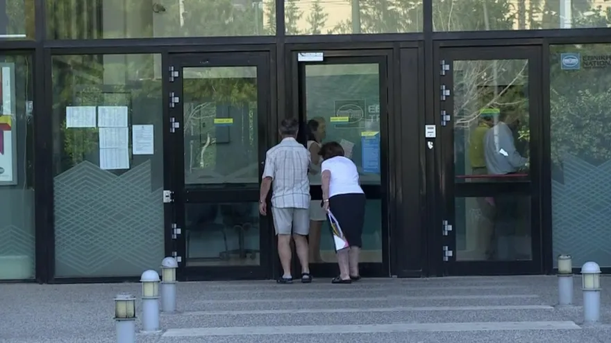 Reabren bancos en Grecia