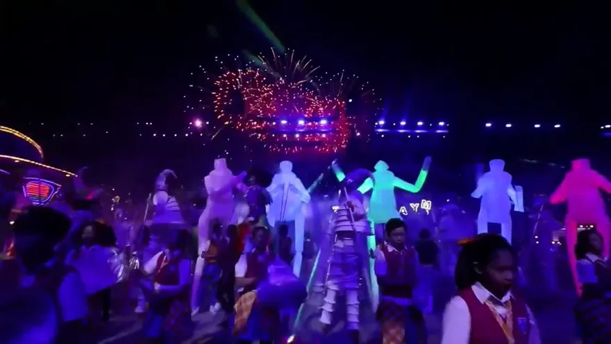 El desfile multiétnico Chingay combina tradición y tecnología en Singapur