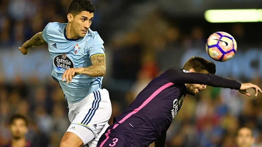 Pablo Hernández (i), del Celta, disputa el balón con Gerard Piqué (d), del Barcelona