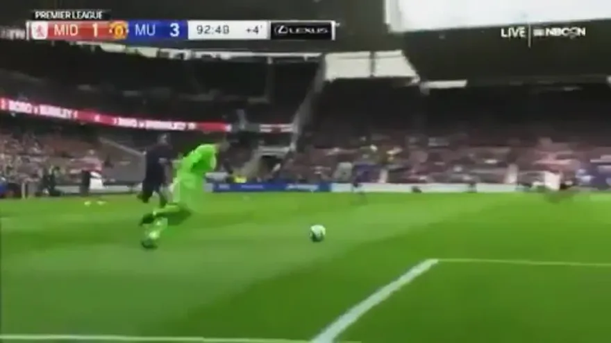 ¡Increíble! Víctor Valdés: de los paradones al resbalón