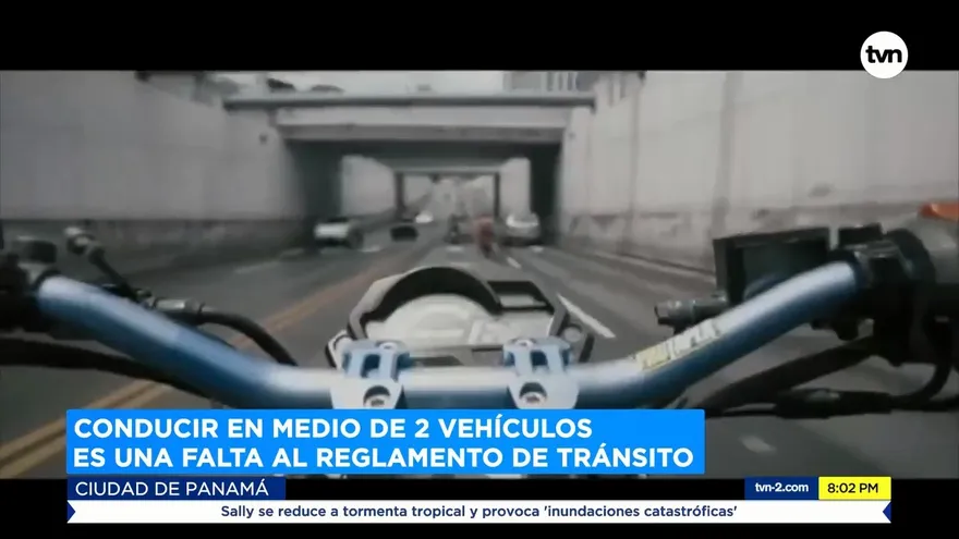 Conducir en medio de dos carros es una falta al reglamento de tránsito
