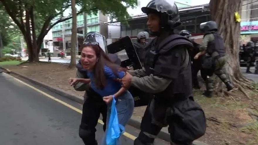 Antidisturbios en vía Argentina por oposición al derribo de árboles