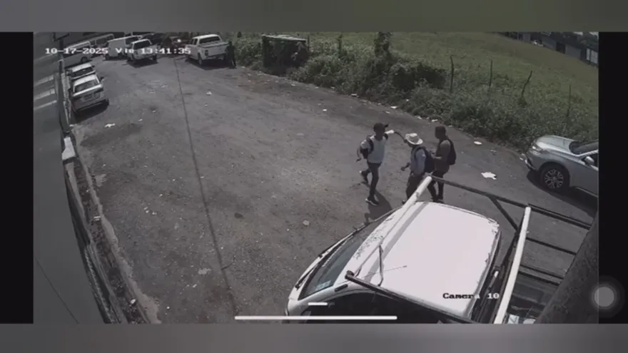 Captura de video que muestra a los dos sospechosos de agredir y robar a una persona