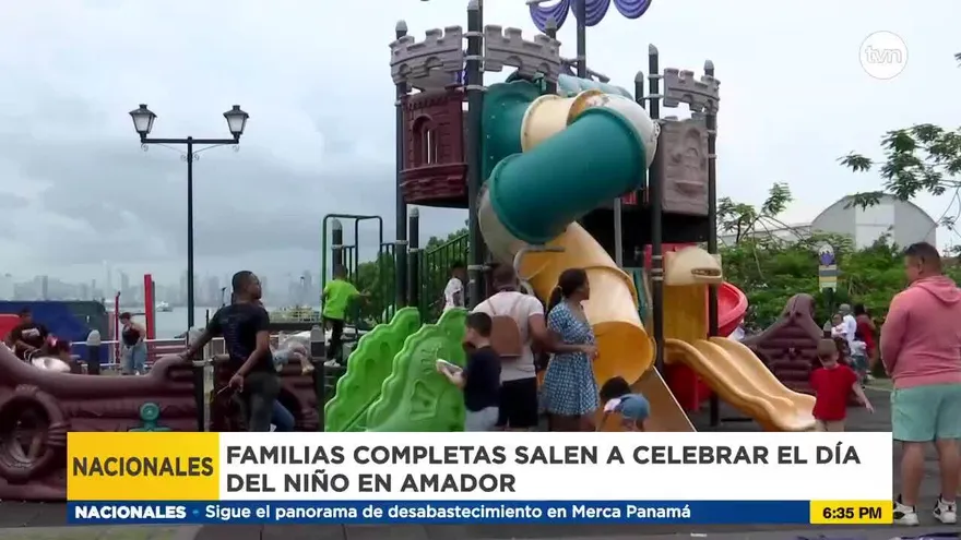 Niños y niñas festejan su día
