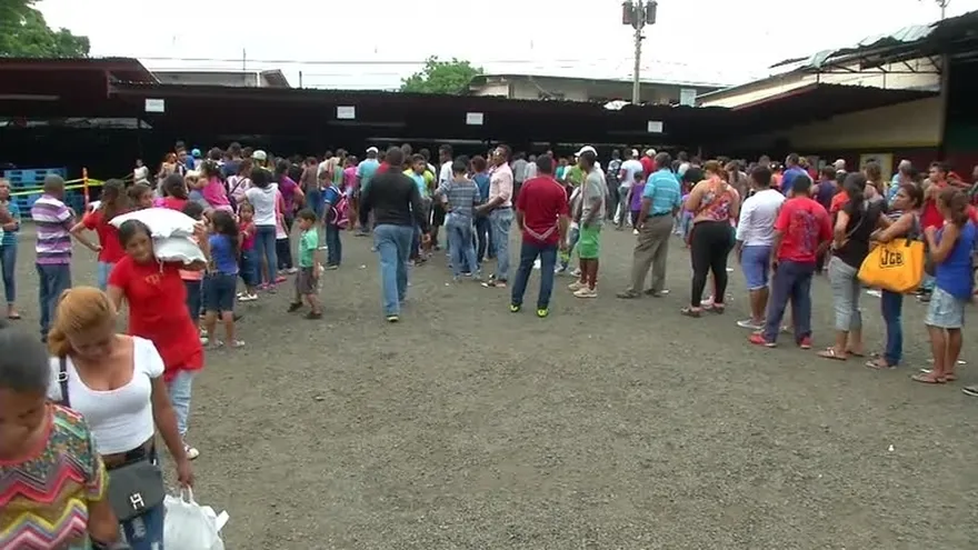 Largas filas para comprar en feria del IMA