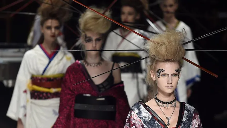 Modelos presentan las creaciones del diseñador Yoshiki en la pasarela del Mercedes-Benz Fashion Week en Tokyo, Japón.