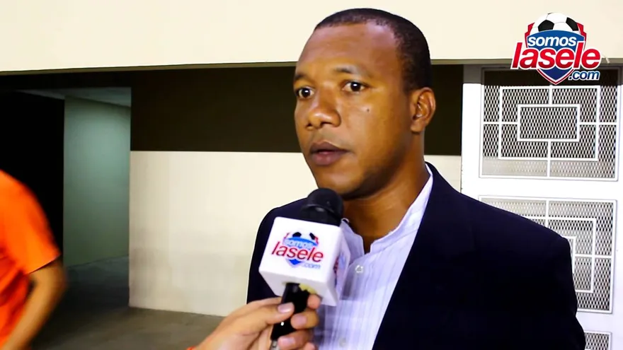 Arbitro asistente Daniel Williamson