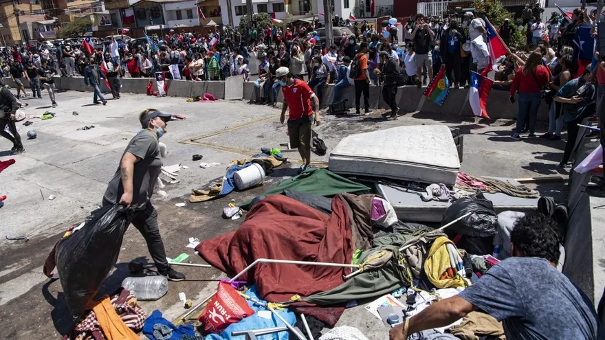 Manifestantes destruyeron un campamentos de migrantes venezolanos en Chile.