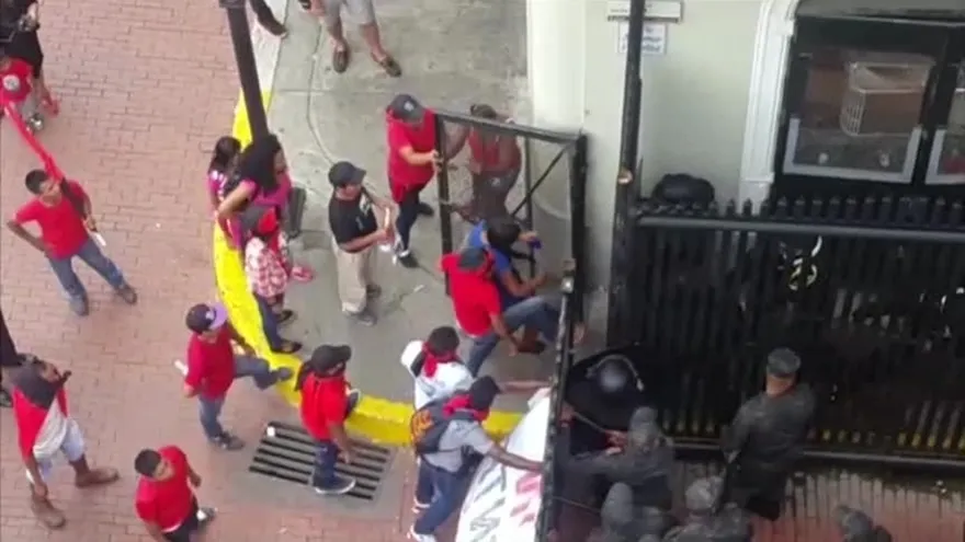 Protestantes vandalizan parte de la cerca perimetral de la Presidencia