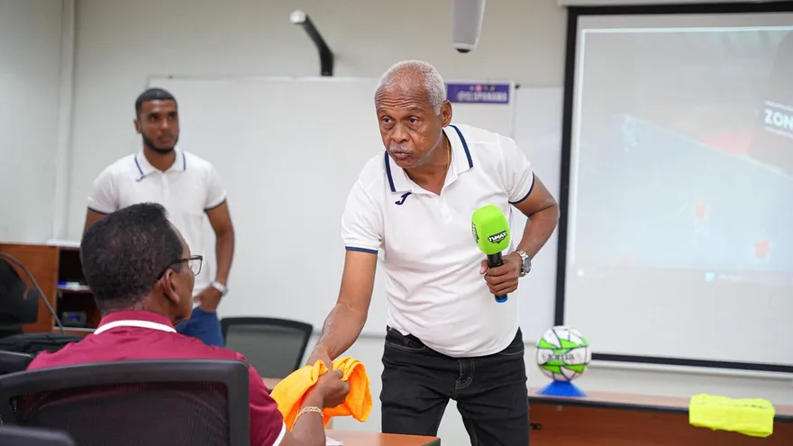 Entrenador Porfirio Rebolledo en el congresillo