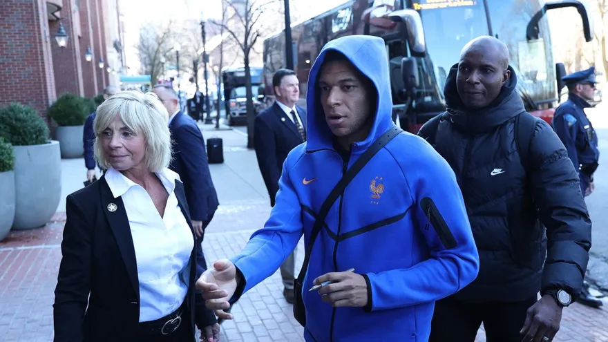 Kylian Mbappé se dispone a firmar autógrafos a fanáticos que están afuera del hotel de concentración de Francia en Boston