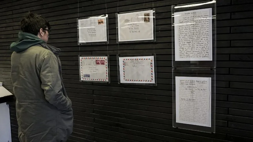 La Biblioteca Nicanor Parra expone cartas, la mayoría manuscritas, poesías y hasta borradores de novelas, del escritor chileno Roberto Bolaño.