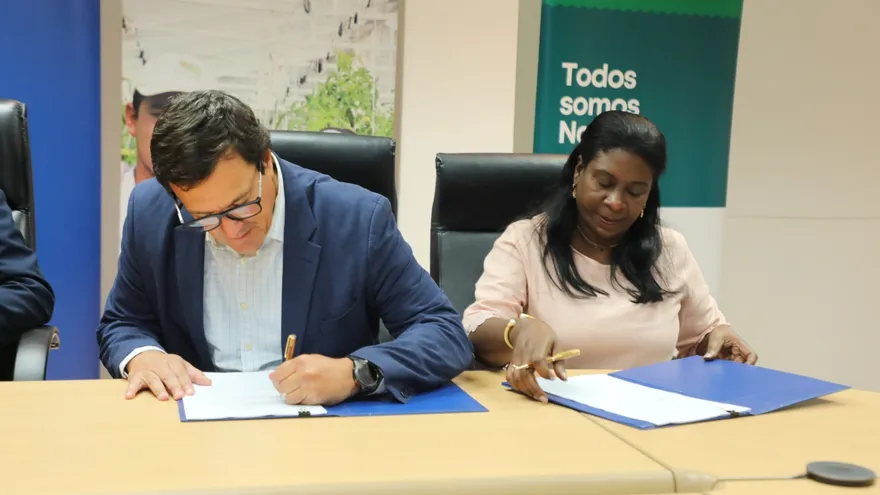 Momento de la firma del acuerdo entre Oliver Page, especialista regional en Cambio Climático y Medio Ambiente del FIDA, y Odalys Aldana, presidenta de Fundación Iris.