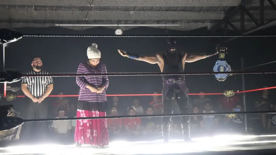 King SheMc (d) tratará de mantenerse como campeón