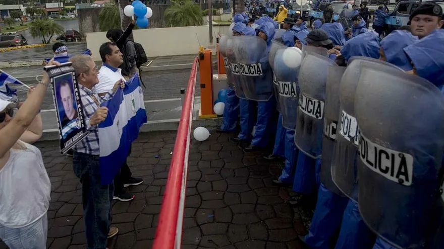 El director Instituto de Estudios Estratégicos y Políticas Públicas (Ieepp), Félix Madariaga (i), junto a varios manifestantes participan de la protesta "Nada Esta Normal", este sábado en honor al joven fallecido en las pasadas protestas Matt Romero, en Managua (Nicaragua).
