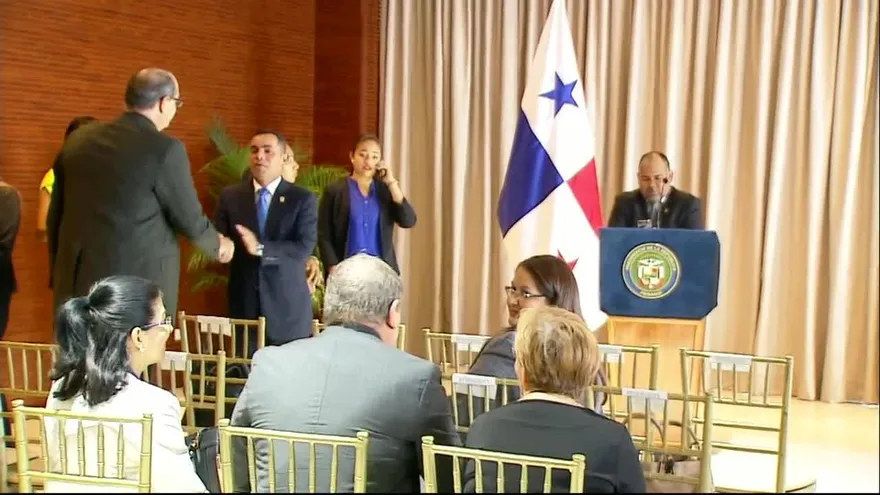 Firman ley de fomento al sector industrial