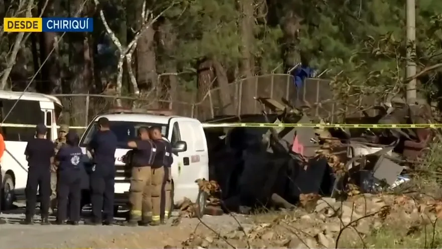 amiliares buscan posible víctima del accidente en Gualaca