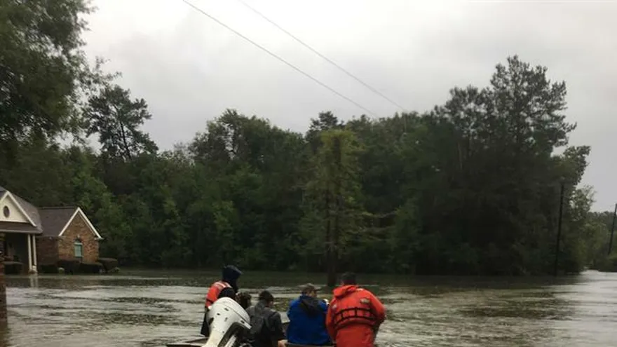 Equipos de guardacostas hacen operaciones de rescate en áreas afectadas por la tormenta tropical Imelda en Texas.