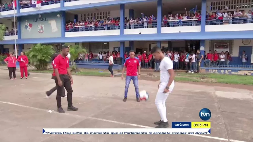 Realizan reto “Sube la marea” en escuela donde estudió Román Torres