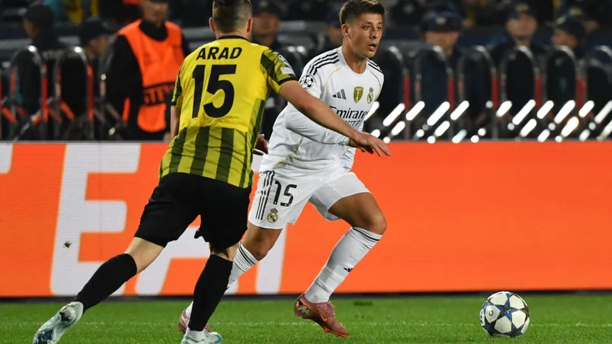 Arda Güler, del Real Madrid, trata de evadir la marca del jugador del Kairat Almaty, Ofri Arad