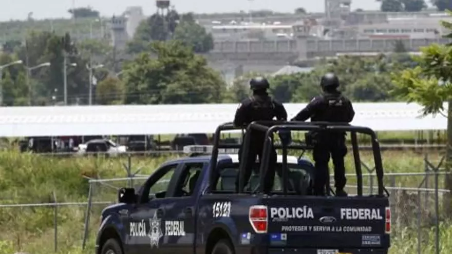Policía méxicana paatrulla cerca a la cárcel