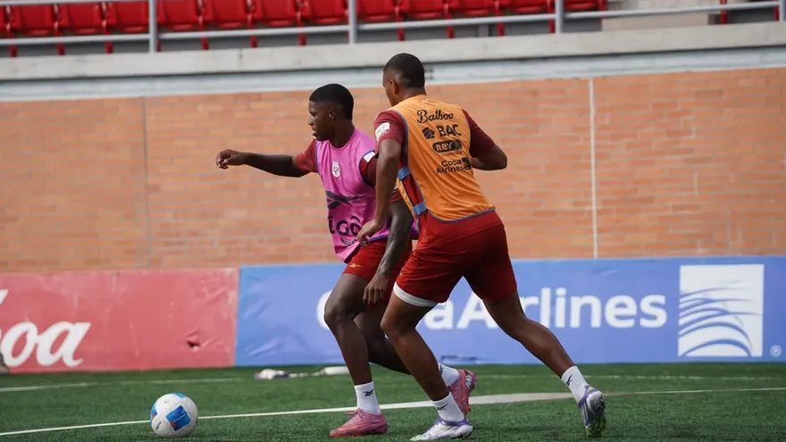 Kadir Barría con el traslado del balón