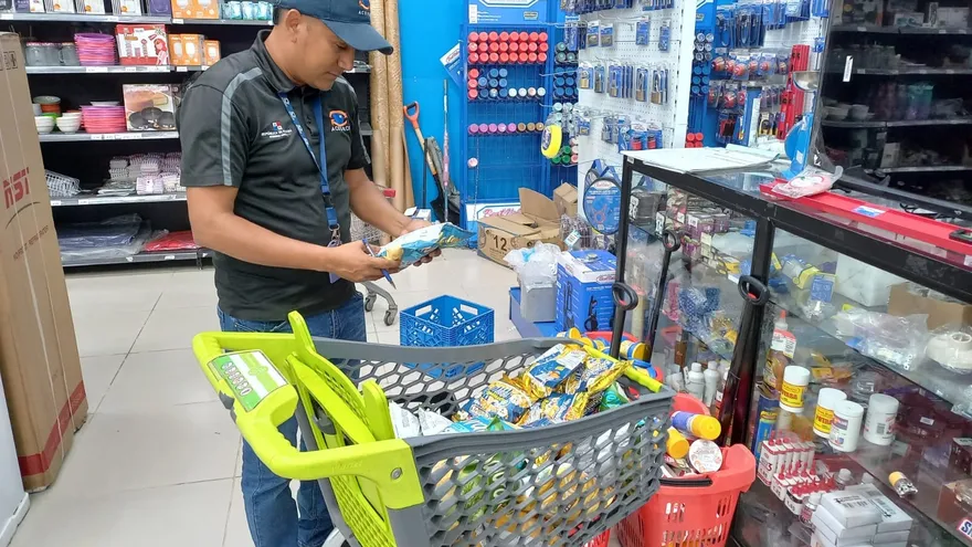 Funcionario de Acodeco realiza una inspección a un local comercial.