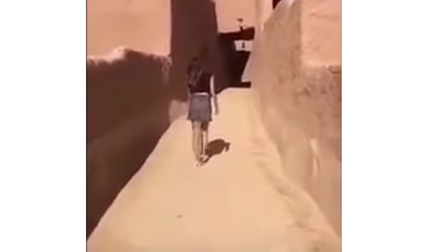 La mujer fue filmada caminando por el histórico fuerte de Ushaiqer, 200 km al norte de Riad, Arabia Saudita.