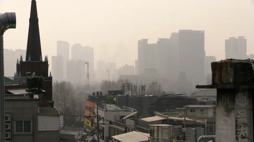 Vista de una capa de contaminación que cubre la ciudad de Seúl en Corea del Sur