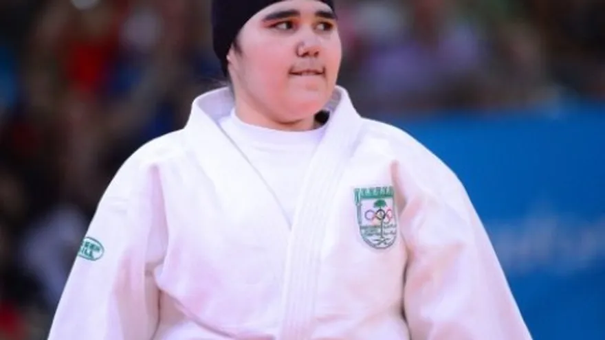 Padre de la primera mujer olímpica saudí denunciará a quienes la insultan