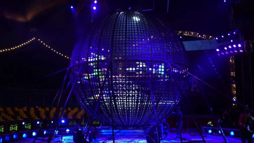 Un espectáculo de circo a distancia entretiene a colombianos confinados