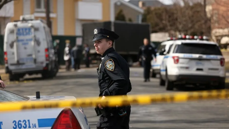 La policía en el lugar donde el jefe de la mafia de Nueva York, Francesco Franky Boy Cali, fue asesinado a tiros.