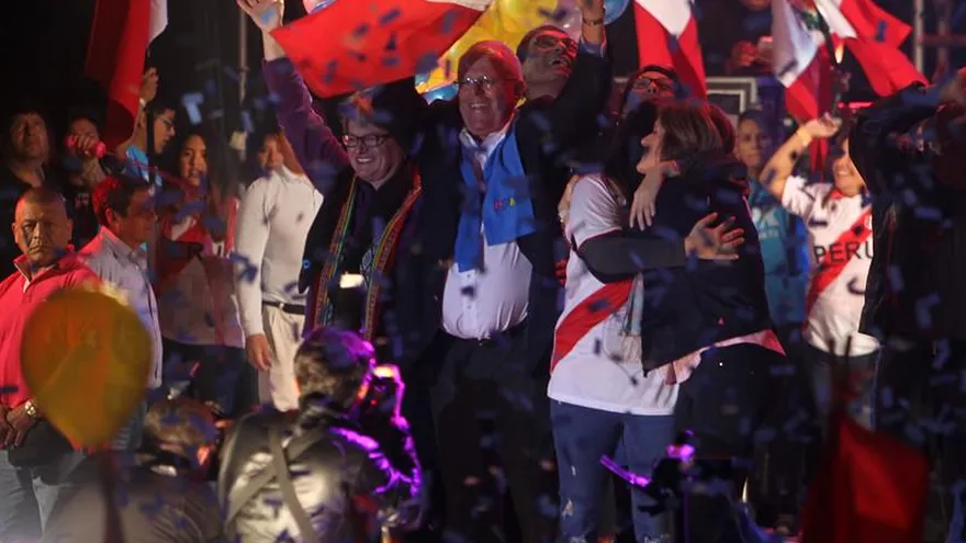 El candidato a la presidencia de Perú Pedro Pablo Kuczynski (c) participa en un mitin este miércoles 1 de junio, en Lima (Perú).