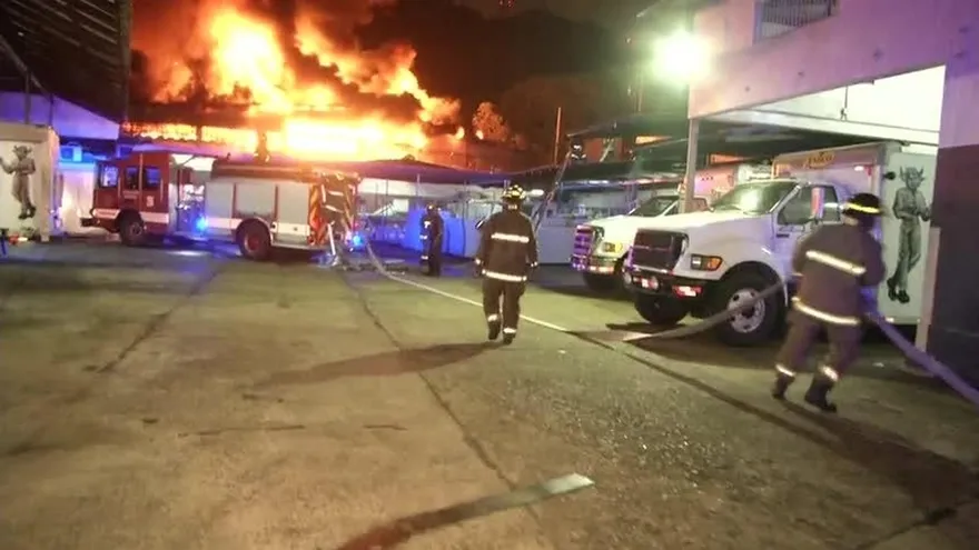 Investigan causa de incendio en fábrica de colchones