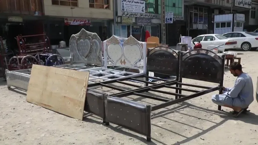 Los mercados de Kabul se llenan de enseres de afganos desesperados por huir o comer