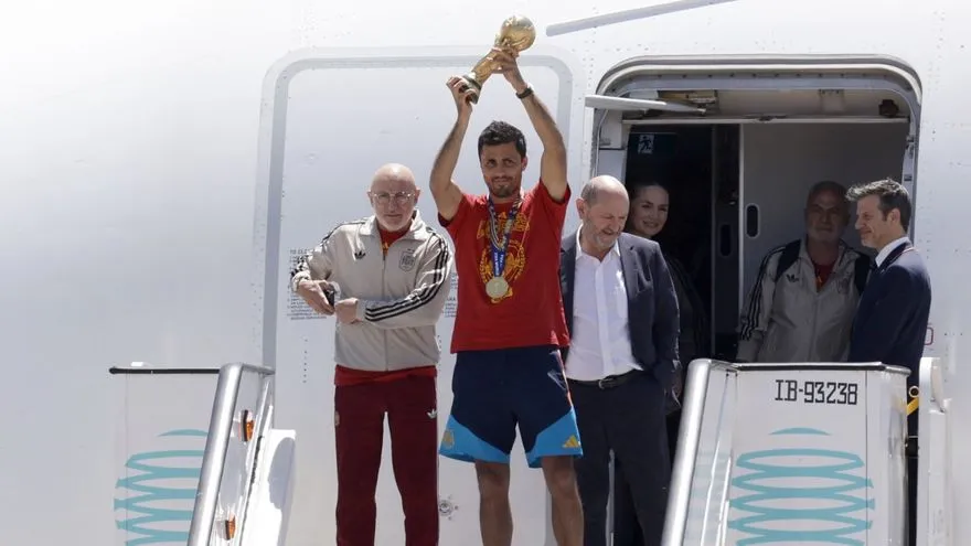 Rodri levanta el título del mundo a llegar a España.