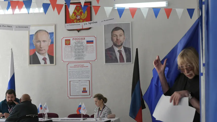 Una mujer sale de una cabina de votación durante las elecciones parlamentarias de Rusia, en un centro de votación en Donetsk, territorio de Ucrania bajo control ruso, el 20 de septiembre de 2026, en medio del conflicto entre Rusia y Ucrania.