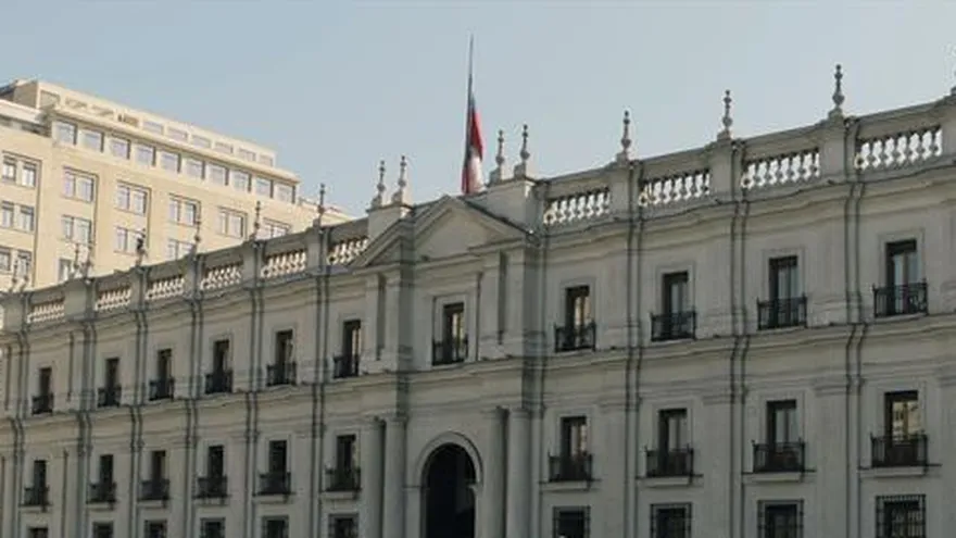 Fotografía cedida por la agrupación de Familiares de Detenidos Desaparecidos Espacios de Memorias Londres 38 hoy, martes 30 de agosto de 2016, donde antiguos presos políticos y familiares de detenidos desaparecidos durante la dictadura de Augusto Pinochet tiñen de rojo el agua de la fuente situada frente al Palacio de la Moneda para exigir justicia y conocer el paradero de sus seres queridos.