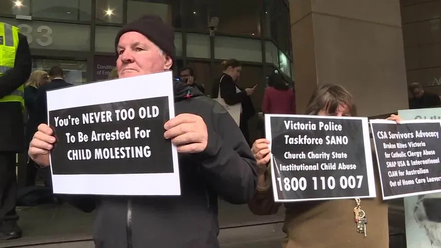 Cardenal Pell niega cargos por abuso sexual en Australia