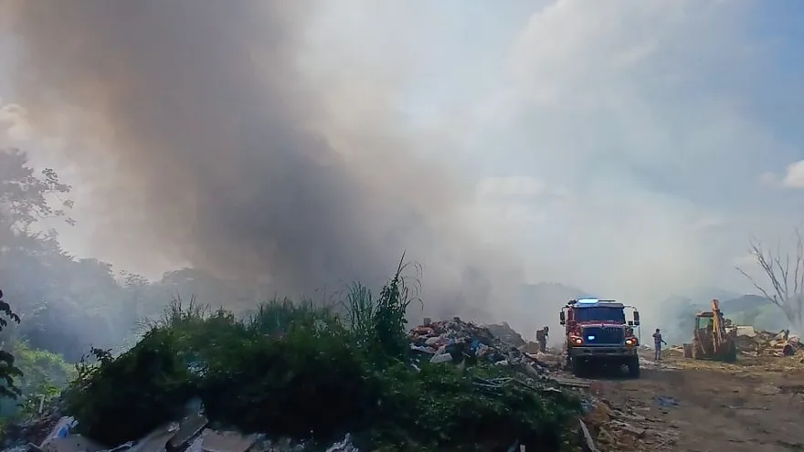 Quema de llantas provoca fuerte incendio en vertedero clandestino en Cárdenas