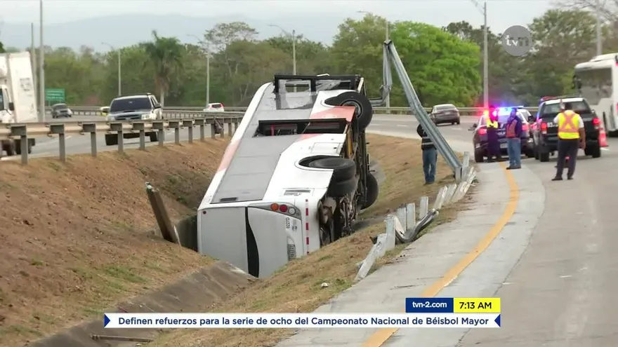 Unidad del Metrobús colisiona contra baranda metálica y se vuelca en el Corredor Sur