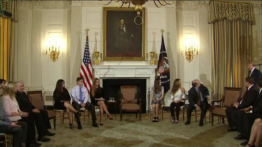 Trump discute en la Casa Blanca la idea de armar profesores