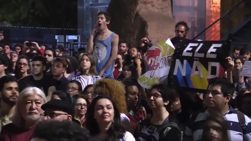 Cientos de manifestantes salen a las calles en defensa de la democracia en Brasil