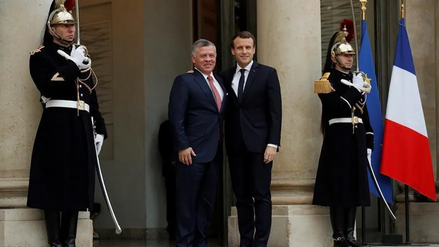 El presidente galo, Emmanuel Macron (d), da la bienvenida al rey jordano, Abdalá II, a su llegada al Palacio del Elíseo en París (Francia) hoy, 19 de diciembre de 2017.