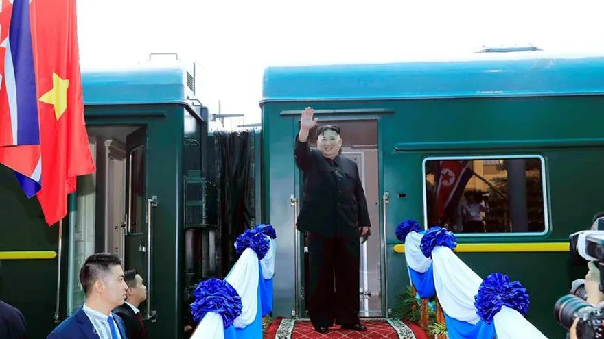 Kim, quien llegó a la terminal sonriente y agitando la mano para saludar a los asistentes, necesitará unas 60 horas -o dos días y medio- para recorrer por vía férrea los 4.500 kilómetros que separan la frontera vietnamita con China de la capital norcoreana.