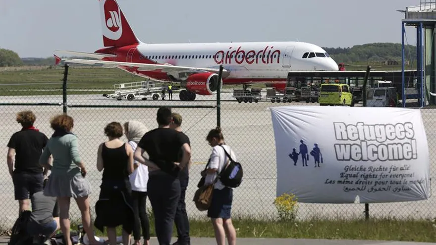Avión en el que cerca de 100 refugiados serán deportados a sus países como Albania, Serbia y Macedonia en el aeropuerto de Rostcok-Laage (Alemania).